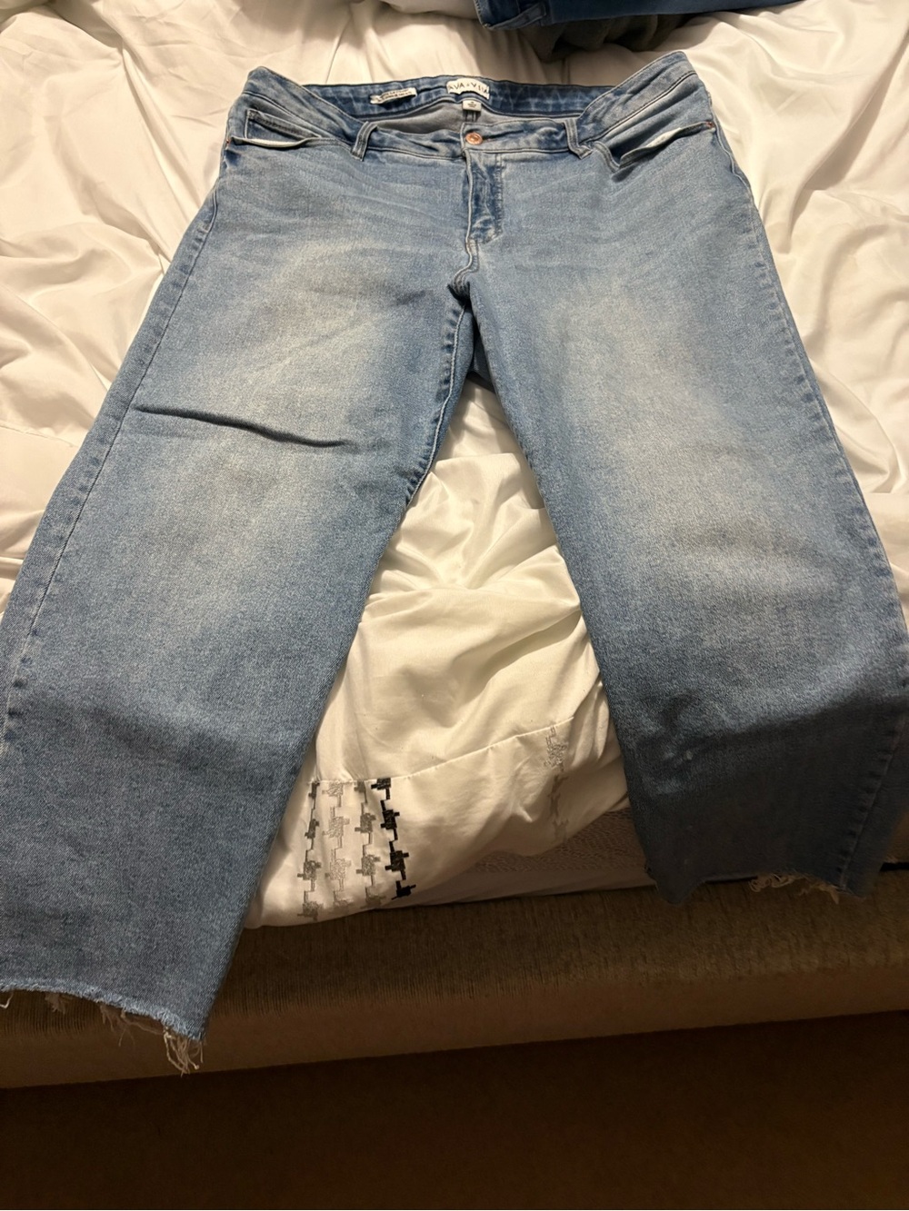 Ava & Viv Light Wash Women's Crop Jeans